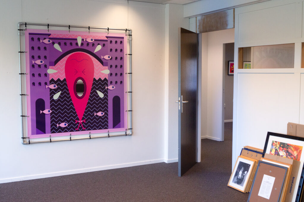View of the studio of artist Ingmar Spit with a large inkjet print hanging on a wall. The print is called "Dagje aan het strand".