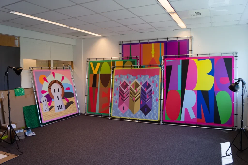 Die Welt weint – inkjetprint op vinyl 150×150 cm (2019)
