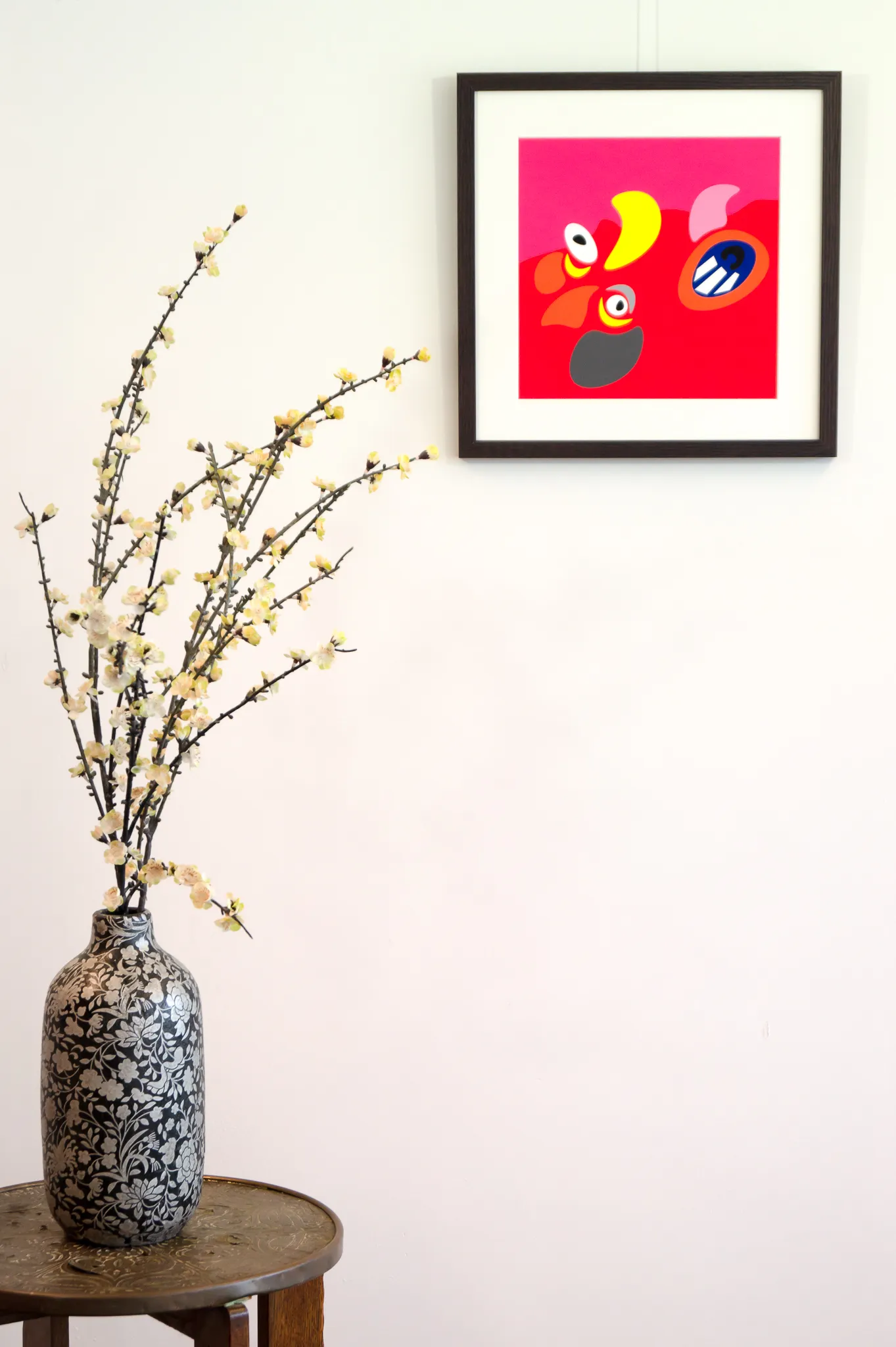 Rood (2019) Fine art print 30x30 cm in lijst aan muur